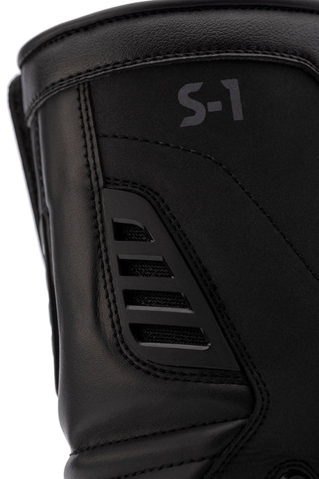 Schwarze RST S-1 Damen Wasserdichte Motorradstiefel für Touring, robustes Design, wasserdicht und bequem für lange Touren.