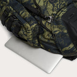 OAKLEY Kitchen Sink Rucksack aus robustem Material mit mehreren Fächern und verstellbaren Trägern, auf einem weißen Hintergrund.