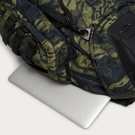 OAKLEY Kitchen Sink Rucksack aus robustem Material mit mehreren Fächern und verstellbaren Trägern, auf einem weißen Hintergrund.
