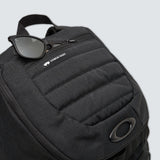Schwarzer OAKLEY Enduro 3.0 Rucksack mit 30L Fassungsvermögen, vielseitiger Tagesrucksack aus robustem Material.
