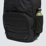 OAKLEY Enduro 4.0 Rucksack aus strapazierfähigem Material mit mehreren Fächern und verstellbaren Schultergurten, schwarz.