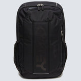 Schwarzer OAKLEY Rucksack Enduro 3.0 mit mehreren Fächern und gepolsterten Schultergurten, Blick auf das Produkt in der Abbildung