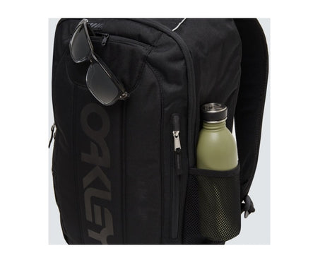 OAKLEY Enduro 3.0 Rucksack in Schwarz, zeigt gepolsterte Schultergurte und geräumiges Hauptfach.