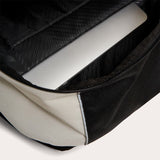 OAKLEY Rucksack Enduro 3.0 in Grau, stylischer Wanderrucksack mit mehreren Fächern, ideal für Outdoor-Aktivitäten.