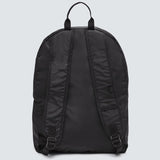 OAKLEY Rucksack Freshman Packbar in Schwarz mit mehreren Fächern, aus robustem Material, auf einem weißen Hintergrund.