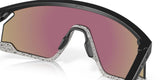 OAKLEY BXTR Sonnenbrille mit Prizm Sapphire Gläsern, sportliche Brille mit schwarzem Rahmen und blauen Gläsern, Nahaufnahme