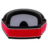 OAKLEY O-Frame 2.0 PRO MX Brille mit roten Streifen und dunkelgrauem Rahmen, Schutzbrille für Motocross im Einsatz.