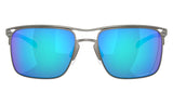 OAKLEY Holbrook™ TI Sonnenbrille mit Prizm Sapphire Polarisiertgläsern und titanfarbenem Rahmen, Nahaufnahme vor einem neutralen Hintergrund.