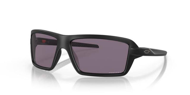 OAKLEY Cables Sonnenbrille mit Prizm grau Gläsern, sportliche Brille für UV-Schutz und klaren Blick, auf weißem Hintergrund.