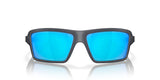 Blaue Oakley Cables Sonnenbrille mit Steel-Rahmen und Prizm Sapphire Gläsern, stilvoll und sportlich, auf weißem Hintergrund.