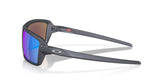 Blaue OAKLEY Cables Sonnenbrille mit Steel-Rahmen und Prizm Sapphire Gläser, sportliches Design, Nahaufnahme vor weißem Hintergrund