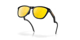 OAKLEY Frogskins™ Hybrid Sonnenbrille mit Prizm 24k Polarized Gläsern, stilvolle Brille mit schwarzen Rahmen und reflektierenden Gläsern