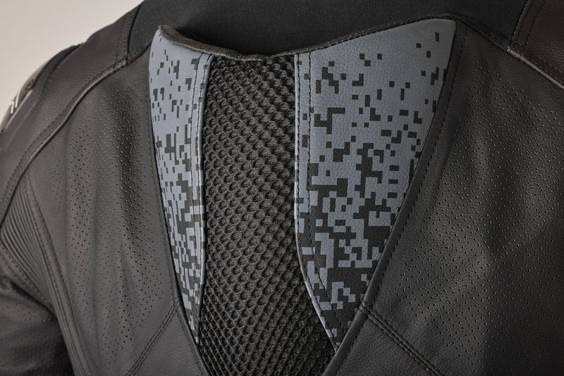 Schwarze und graue RST Pro Series Supersport-K Lederjacke für Adventure, langlebig und stilvoll, auf einem Model getragen.