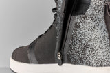 Schwarze RST Urban-K Motorradstiefel aus robustem Leder mit Schnürung und verstärktem Knöchelbereich.