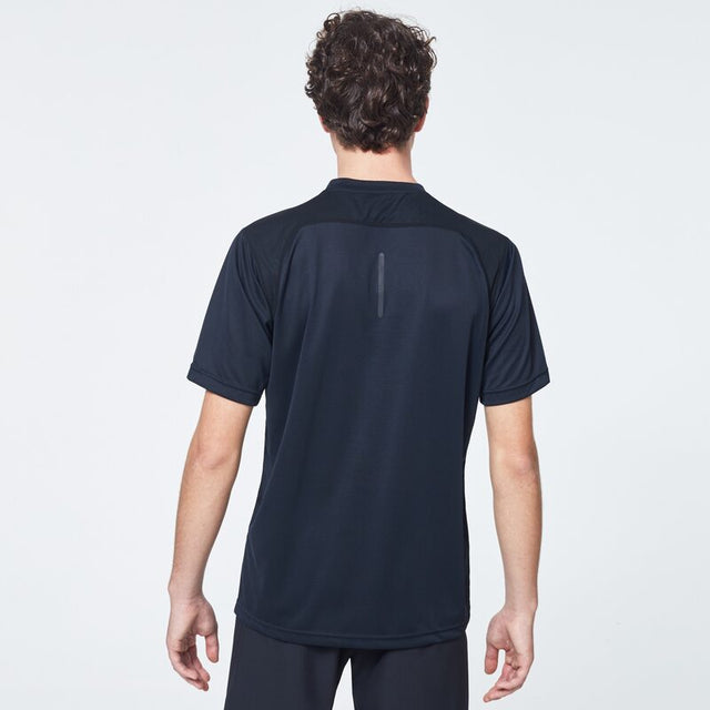 OAKLEY Foundational Training T-Shirt, bequeme Freizeitbekleidung aus weichem Stoff, in dunkler Farbe, mit OAKLEY Logo vorne.