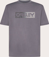 Graues OAKLEY Dual B1B Logo T-Shirt aus Freizeitbekleidung mit sichtbarem Logo auf der Brust.