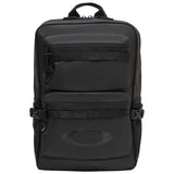 OAKLEY Rover Laptop Rucksack aus schwarzem Stoff mit gepolstertem Fach für Laptops und mehreren Fächern, Ansicht von vorne
