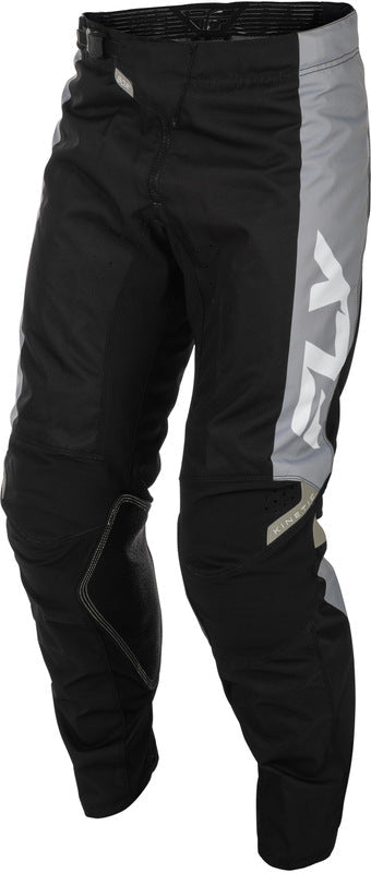 Schwarze und graue Fly Racing Kinetic MX-Hose mit robustem Material und elastischem Sitz, ideal für Motocross und Offroad-Fahrten
