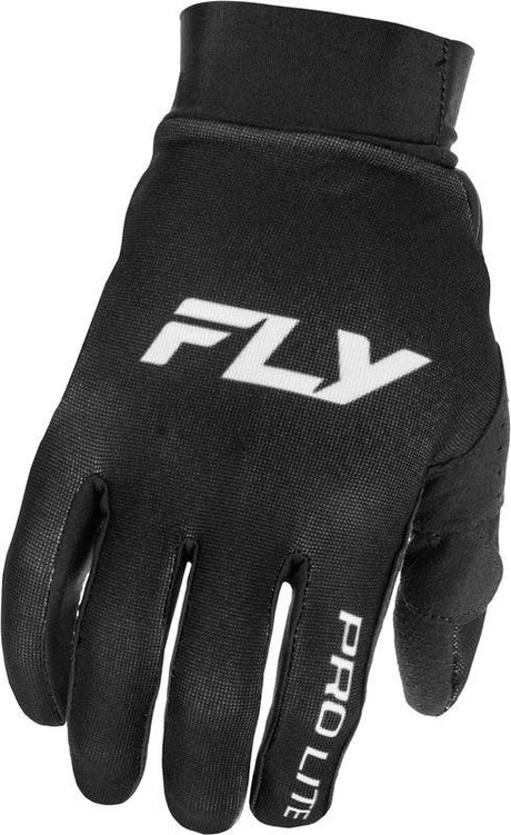 Schwarze und silberne Fly Racing Pro Lite MX-Handschuhe mit atmungsaktivem Material und verstärkten Handflächen.