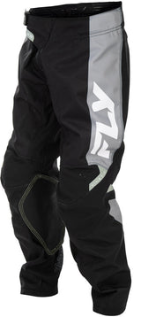 Fly Racing Kinetic Jugend-Motorradhose in Schwarz und Grau, robuste MX-Hose mit verstärktem Sitzbereich und flexiblen Einsätzen.