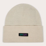 OAKLEY B1B Gradient Patch Beanie aus Freizeitbekleidung, mit farbigem Farbverlauf und Markenlogo, auf einem weißen Hintergrund.