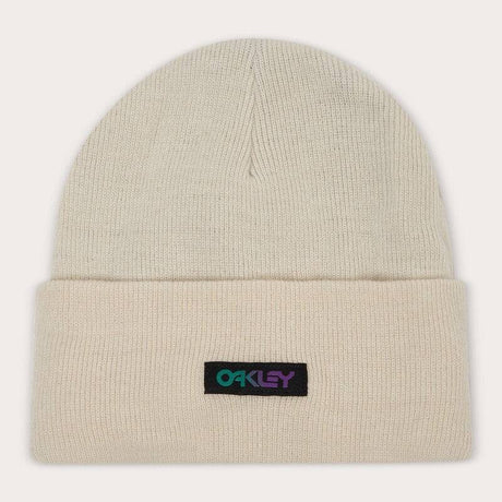 OAKLEY B1B Gradient Patch Beanie aus Freizeitbekleidung, mit farbigem Farbverlauf und Markenlogo, auf einem weißen Hintergrund.