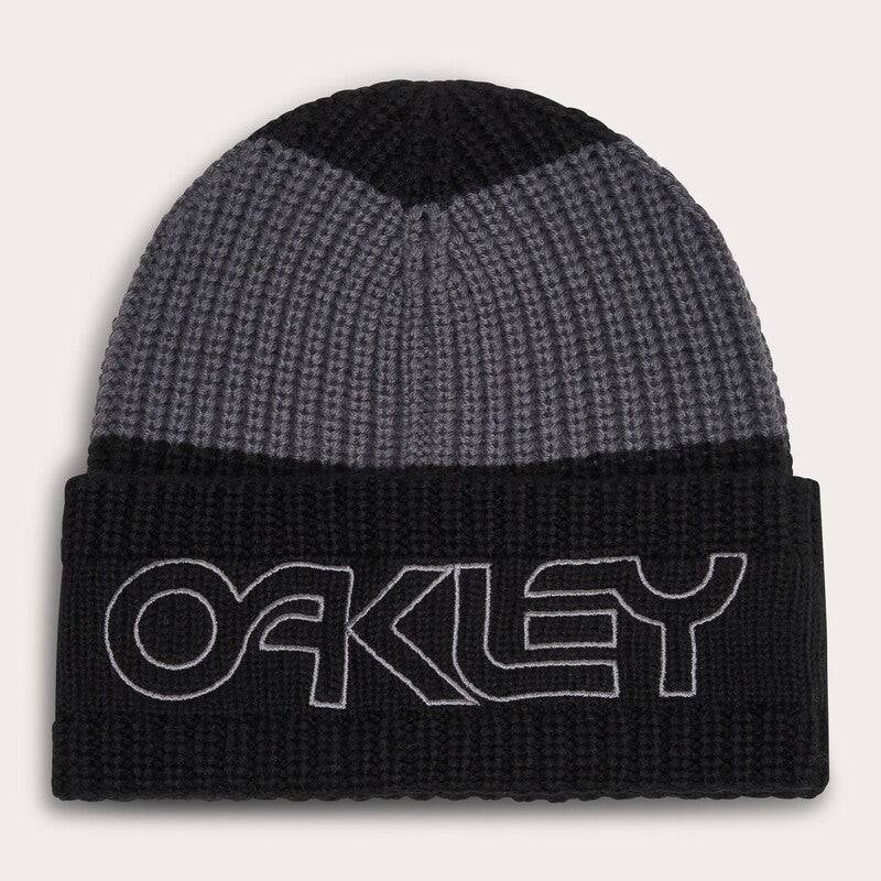 Schwarze OAKLEY TNP Mütze mit tiefem Umschlag, Freizeitbekleidung, stilvoll und bequem für kühle Tage.