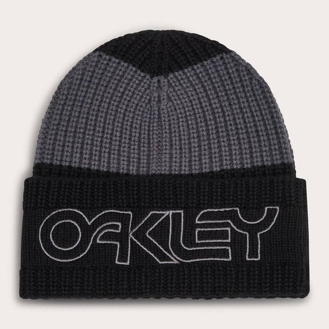 Schwarze OAKLEY TNP Mütze mit tiefem Umschlag, Freizeitbekleidung, stilvoll und bequem für kühle Tage.