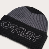 Schwarze Oakley TNP Mütze mit tiefem Umschlag, Freizeitbekleidung, warmes und bequemes Accessoire für den Alltag