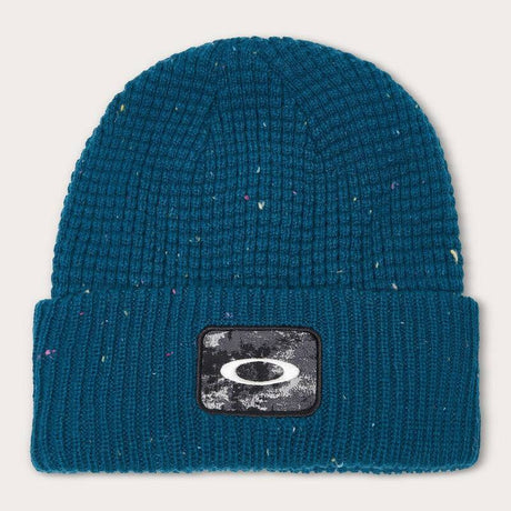 Blaue OAKLEY Ellipse Patch Waffle Mütze aus Freizeitbekleidung, mit Logo-Patch und Waffelmuster, flauschiges Material.