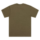 Olivgrünes T-Shirt von TROY LEE DESIGNS mit Badge-Design, bequeme Freizeitbekleidung, auf dem Bild sichtbar.