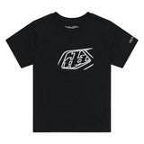 Schwarzes TROY LEE DESIGNS Badge T-Shirt aus Freizeitbekleidung mit Druck-Design, auf einem weißen Hintergrund fotografiert.