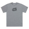 Graues TROY LEE DESIGNS Badge T-Shirt aus Freizeitbekleidung mit Logo-Print, bequemes Meliert-Design, vorne sichtbar.