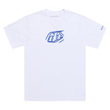Weiße Troy Lee Designs Badge T-Shirt für Freizeit, mit auffälligem Logo-Design auf der Vorderseite.