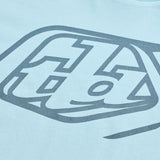 Troy Lee Designs Badge T-Shirt Dawn Blau, Freizeitbekleidung, bequeme blaue T-Shirt mit Markenlogo und Badge-Design.