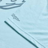 Troy Lee Designs Badge T-Shirt in Dawn Blau, Freizeitbekleidung mit Logo-Design, bequem und stylisch für den Alltag.