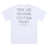 Weißes Troy Lee Designs Paint Shop T-Shirt aus Freizeitbekleidung, zeigt das stylische Design auf der Vorderseite.