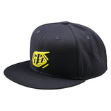 Troy Lee Designs Flat Bill Snapback Badge Cap in Navy, Freizeitbekleidung, zeigt das Cap-Design mit Markenlogo vorne.