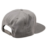 Troy Lee Designs Flat Bill Snapback Cap in Freizeitbekleidung, mit flachem Schirm und Markenlogo auf der Vorderseite.