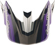 Motorradhelmzubehör von TROY LEE DESIGNS, Se5 Carbon Stripes Motocrosshelm mit schwarzen und lila Streifen, Blick auf den Helm.