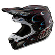 Motocrosshelm Troy Lee Designs SE5 Carbon Torched in Schwarz und Rot mit belüftetem Design und visier.