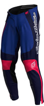 MX-Hose von Troy Lee Designs GP Pro, dunkelblau-weiße Motocross-Hose mit Schutzpolster, sportliches Design, sichtbare Nähte.