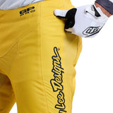 Troy Lee Designs GP Pro MX-Hose Mono Gold, gelbe Motorradhose mit Protektoren, für Motocross-Fahrer, detailreiche Nahaufnahme