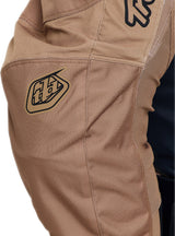 Hintergrundbilder für die Troy Lee Designs GP Pro Hose Mono Sienna, eine robuste MX-Hose in Sienna-Farbe mit TROY LEE DESIGNS Branding