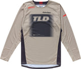 MX-Jersey Troy Lee Designs Scout GP Pro in Fade Out Timber mit stylischem Design und bequemem Schnitt, auf der Motocross-Strecke.