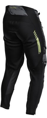 Schwarze Troy Lee Designs Scout GP Pro MX-Hose mit robustem Stoff und flexiblen Einsätzen auf einem weißen Hintergrund.