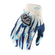 Troy Lee Designs Air Torched MX-Handschuhe in Weiß und Blau, atmungsaktiv mit Schutzmaterial und verstellbarem Verschluss.