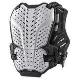 Weißer Troy Lee Designs Rockfight Brustprotektor für Schutz beim Radfahren, zeigt die robuste Polsterung und das Design.