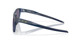OAKLEY Paracord Sonnenbrille mit transparentem Abyss-Rahmen und Prizm grau Gläsern, sportliches Design, Nahaufnahme