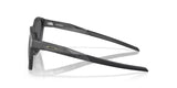 OAKLEY Shackle Sonnenbrille in mattem Schwarz mit Camo-Design und Prizm schwarz Gläser, sichtbare Brillenfassung und Gläser.